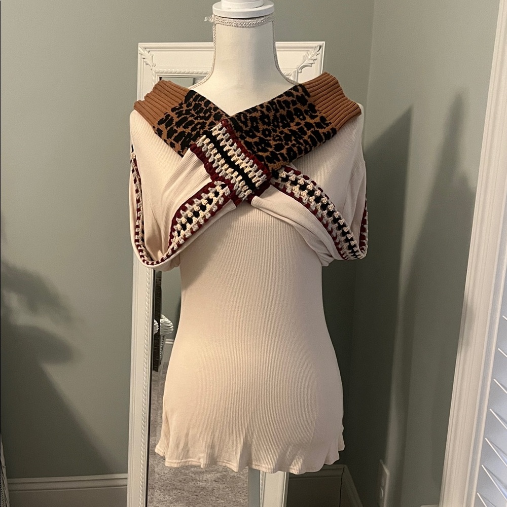 Gimmicks top w/ knit and leopard sleeves, size L.